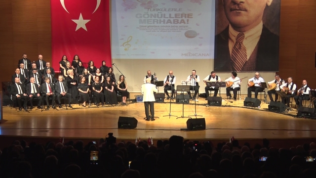 Şifa veren eller, Türk halk müziği konseriyle mest etti