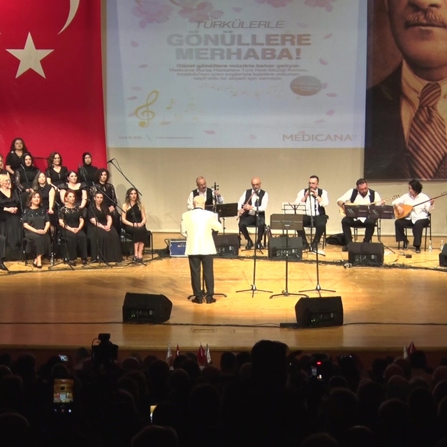 Şifa veren eller, Türk halk müziği konseriyle mest etti
