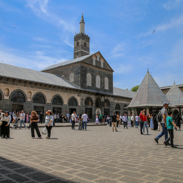 Tarih ve kültür şehirleri Diyarbakır ve Mardin'de bayram tatili yoğunluğu y...