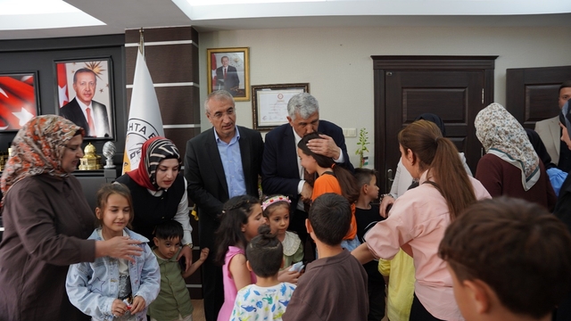 Kahta Belediyesi'nde bayramlaşma programı yoğun katılımla gerçekleştirildi