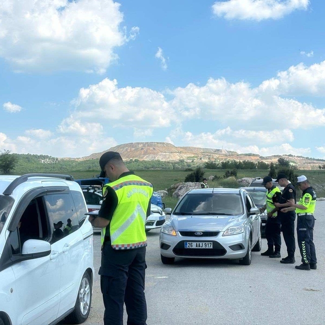 Bilecik'te bayram denetimi: 321 kişi ve 144 araç sorgulandı