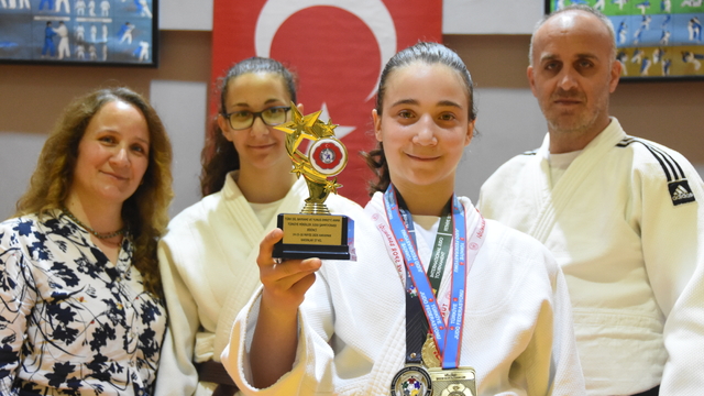 Tokalaştığı antrenörün gücünü fark edip tavsiyesiyle judoya başlayan Elif'ten 'altın' başarı
