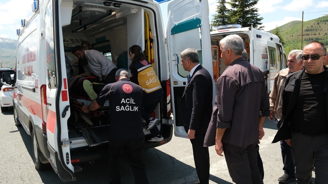 Elazığ'da otomobil aydınlatma direğine çarptı: 1'i bebek 4 yaralı
Elazığ'da trafik kazasına ilk müdahaleyi milletvekili yaptı