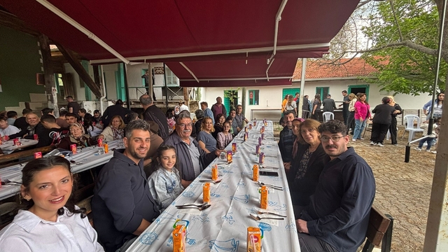 Eskişehir'de 500 yıllık bayram geleneği yaşatılmaya devam ediliyor
Çardak Mahallesi sakinleri bayramı aynı sofrada karşıladı
Mahalle Muhtarı Fevziye Kartaltepe:
"500 yıldır örf ve adetlerimizi gerçekleştirmek için çaba sarf ediyoruz"