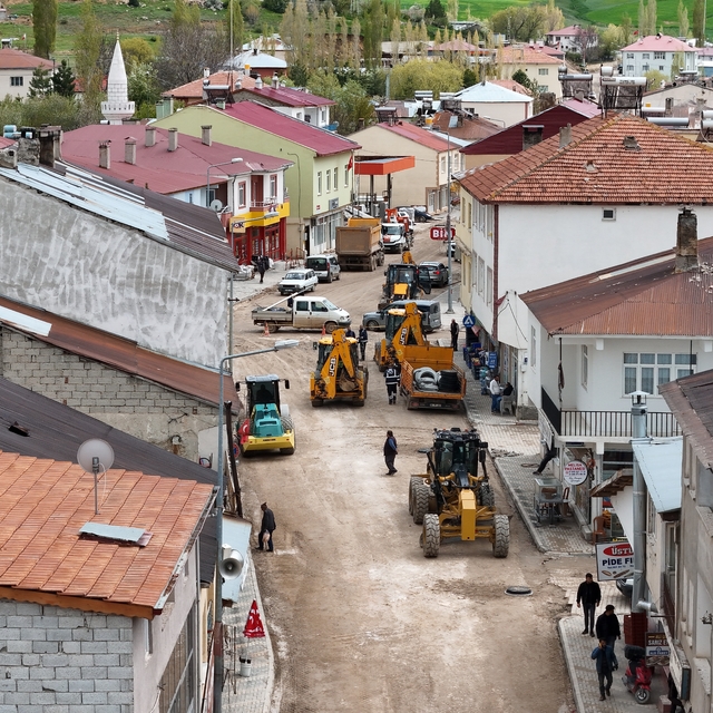 Büyükşehir'den Sarız'daki 1,3 kilometrelik ana arterde yol yapım ve sıcak a...