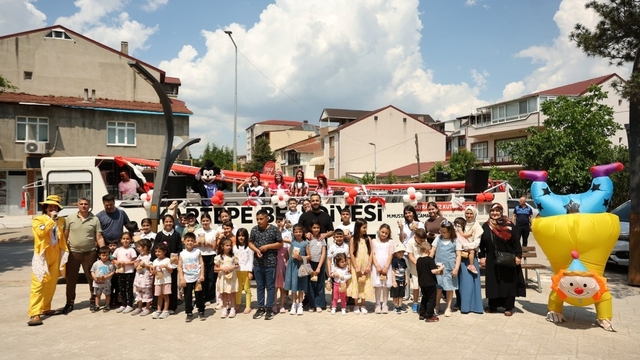 Kartepe'de gezici eğlence otobüsü çocuklara bayram coşkusu yaşatıyor