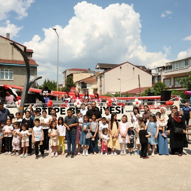 Kartepe'de gezici eğlence otobüsü çocuklara bayram coşkusu yaşatıyor