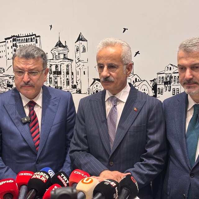 Bakan Uraloğlu, memleketi Trabzon'da hemşehrileri ile bayramlaştı