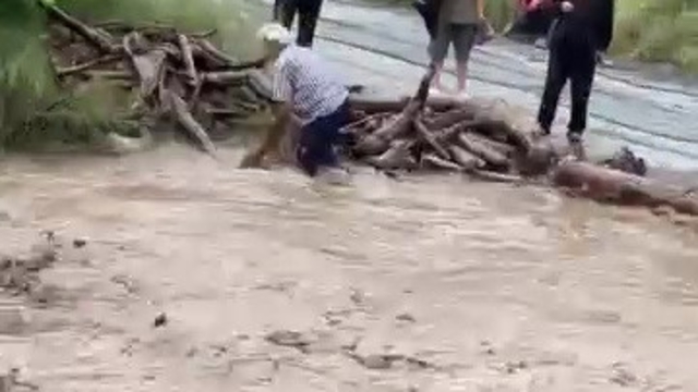 Odun uğruna canını hiçe sayarak dereye giren vatandaşın o anları kamerada