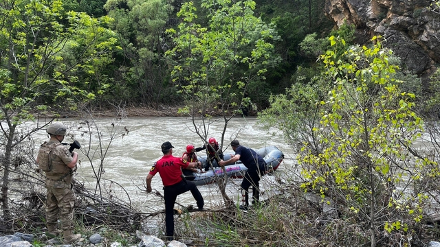 Pülümür Çayı'nda ağaçta mahsur kaldı, ekipler kurtardı