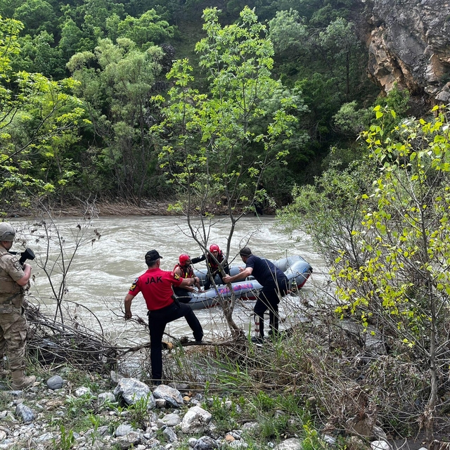 Pülümür Çayı'nda ağaçta mahsur kaldı, ekipler kurtardı