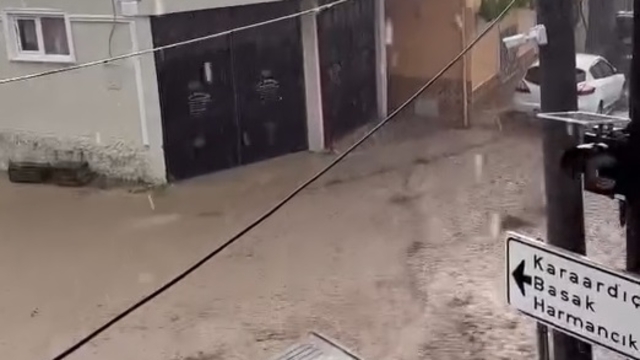 Bursa'da sel meydana geldi; evleri su bastı, çatı çöktü