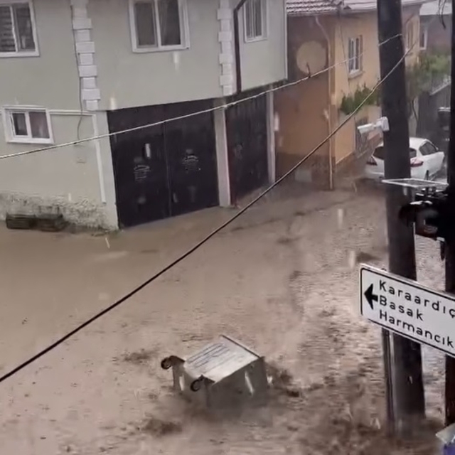 Bursa'da sel meydana geldi; evleri su bastı, çatı çöktü