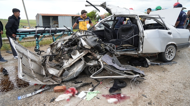 Kırıkkale'de otomobiller çarpıştı: 2 ölü, 7 yaralı