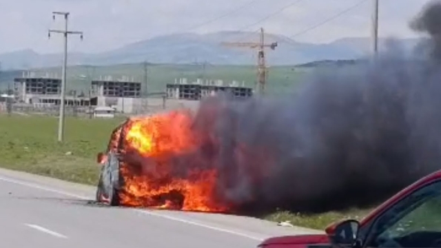 Muş'ta seyir halindeki araç alev alev yandı