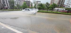 Rize'de sağanak; yollar göle döndü