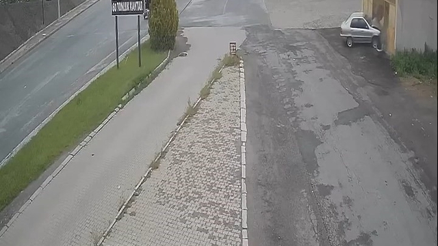 Direksiyonda bayıldı, boş dükkana çarparak durabildi