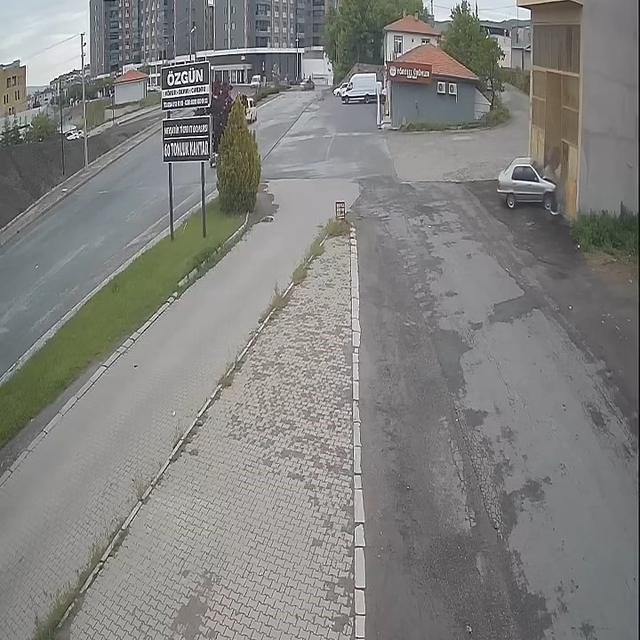 Direksiyonda bayıldı, boş dükkana çarparak durabildi