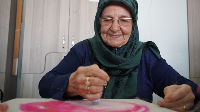 Yaşlı kadın gençlik hayalini gerçekleştiriyor