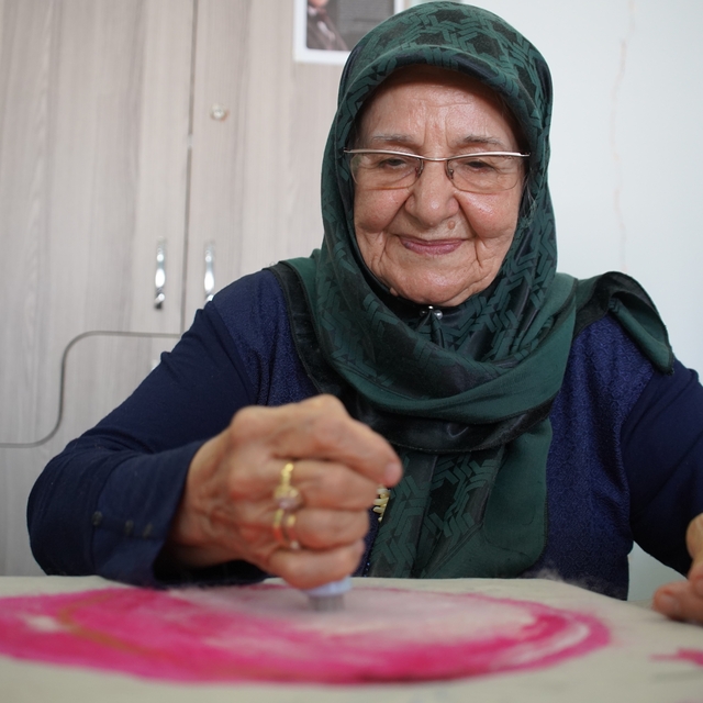 Yaşlı kadın gençlik hayalini gerçekleştiriyor
