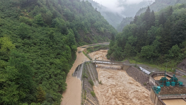Giresun'da sağanak; dereler taştı, yol ulaşıma kapatıldı