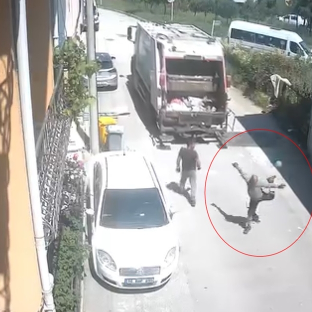 Temizlik görevlilerinin buldukları topla futbol oynadığı anlar kamerada