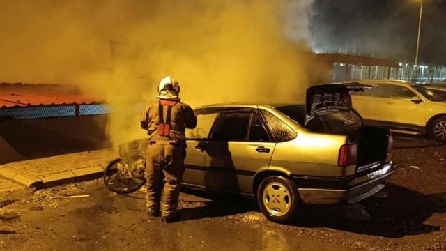 İskenderun'da park halindeki otomobil alevlere teslim oldu
