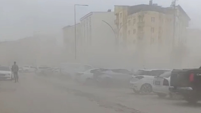 Yüksekova'da şiddetli rüzgar