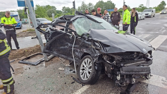 Sakarya'da otomobil, minibüs ve tır çarpıştı: 4'ü ağır 6 yaralı
Yağış, zincirleme kazayı beraberinde getirdi