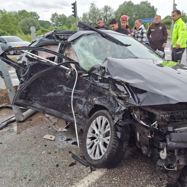 Sakarya'da otomobil, minibüs ve tır çarpıştı: 4'ü ağır 6 yaralı
Yağış, zinc...