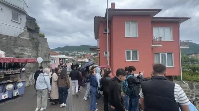 Sağanağın etkili olduğu Amasra'da bayram yoğunluğu
