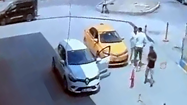 Trafikte tartıştığı taksiciyi takip edip, bıçakladı; olay kamerada