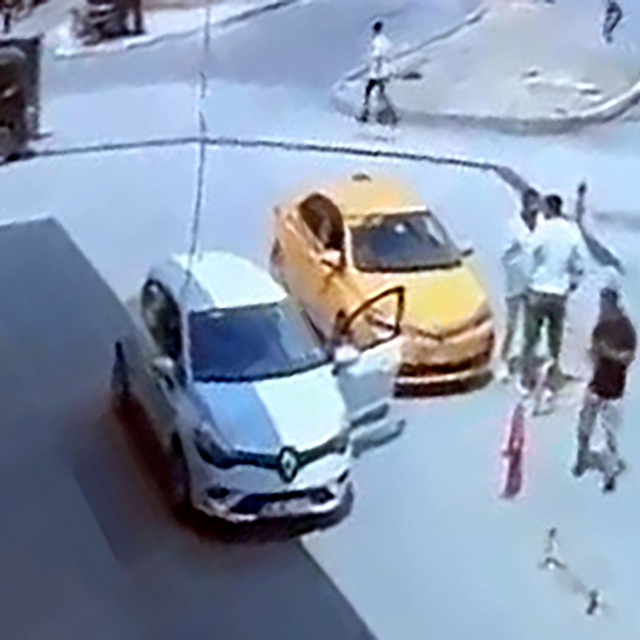 Trafikte tartıştığı taksiciyi takip edip, bıçakladı; olay kamerada