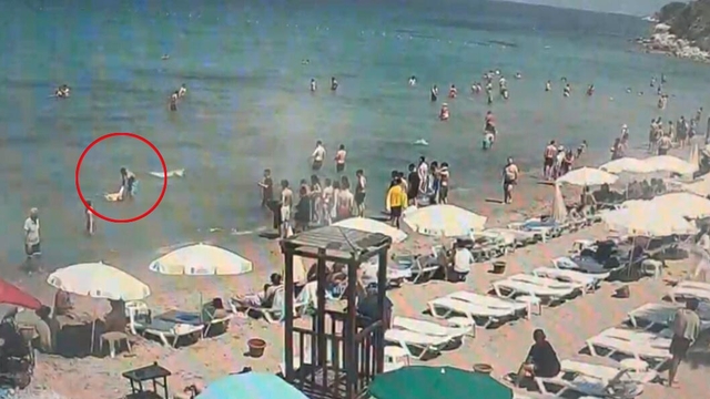 Denizde boğulma tehlikesi geçiren Çinli turist kurtarıldı; o anlar kamerada