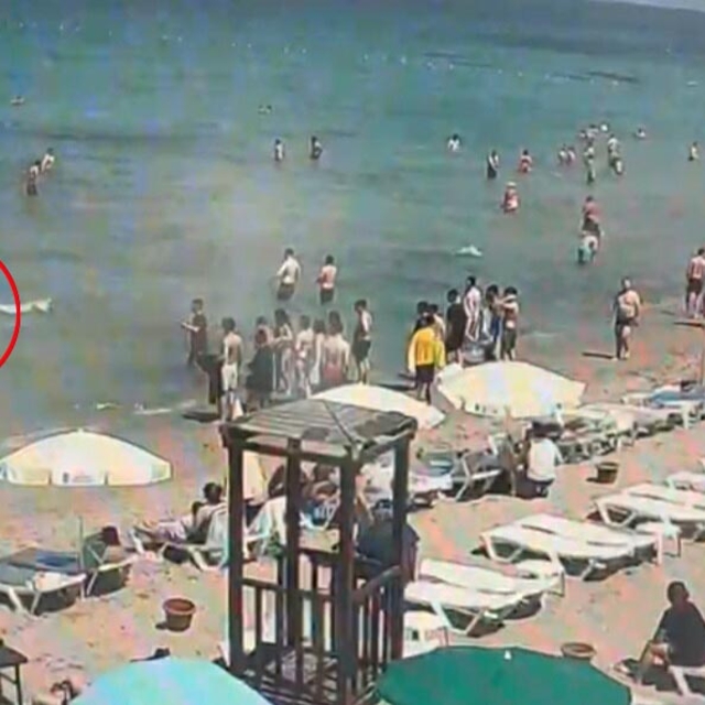 Denizde boğulma tehlikesi geçiren Çinli turist kurtarıldı; o anlar kamerada