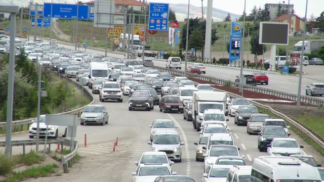 'Kilit kavşak' Kırıkkale'de bayram dönüşü trafiği başladı