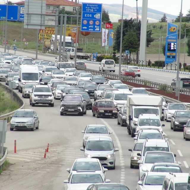 'Kilit kavşak' Kırıkkale'de bayram dönüşü trafiği başladı