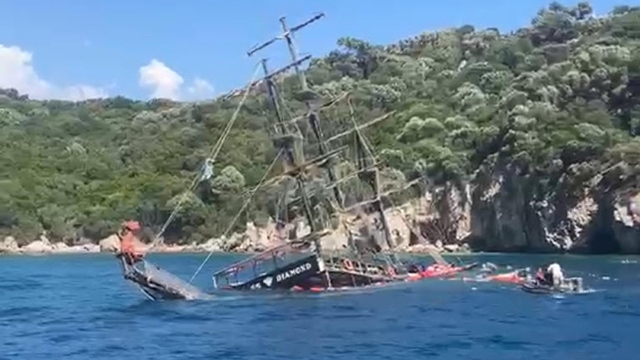 Marmaris'te tur teknesi battı, 110 yolcu tahliye edildi