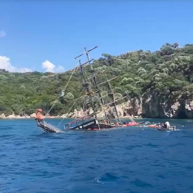 Marmaris'te tur teknesi battı, 110 yolcu tahliye edildi