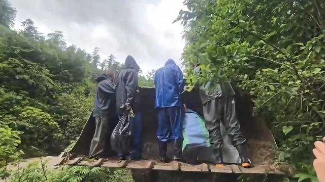 Artvin'de taşan dere 4 çay işçisini mahsur bıraktı, imdatlarına ekipler yetişti