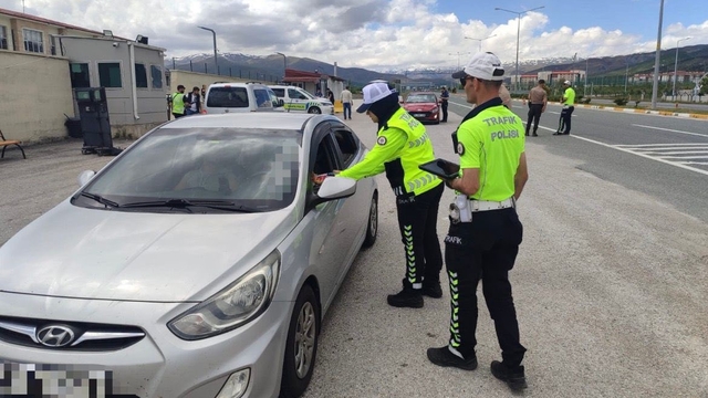 Erzincan'da bayram tedbirleri kapsamında sivil otobüs denetimi yapıldı