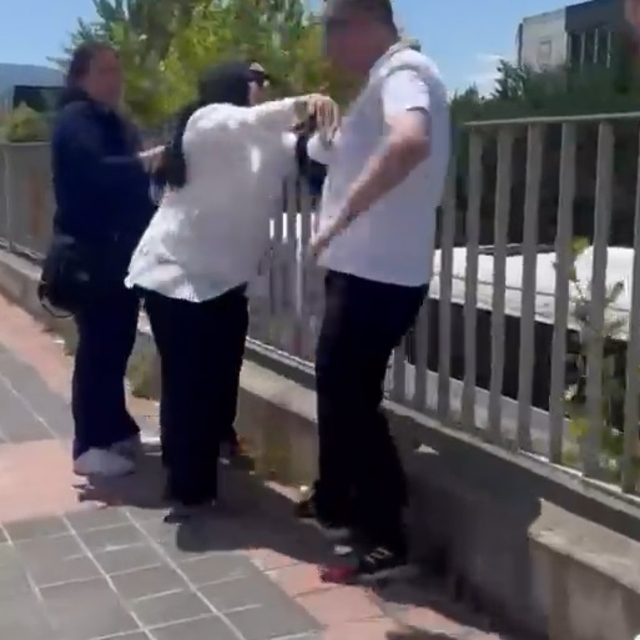 Kadını darbeden erkeği, başka bir kadın iterek uzaklaştırdı; o anlar kamera...