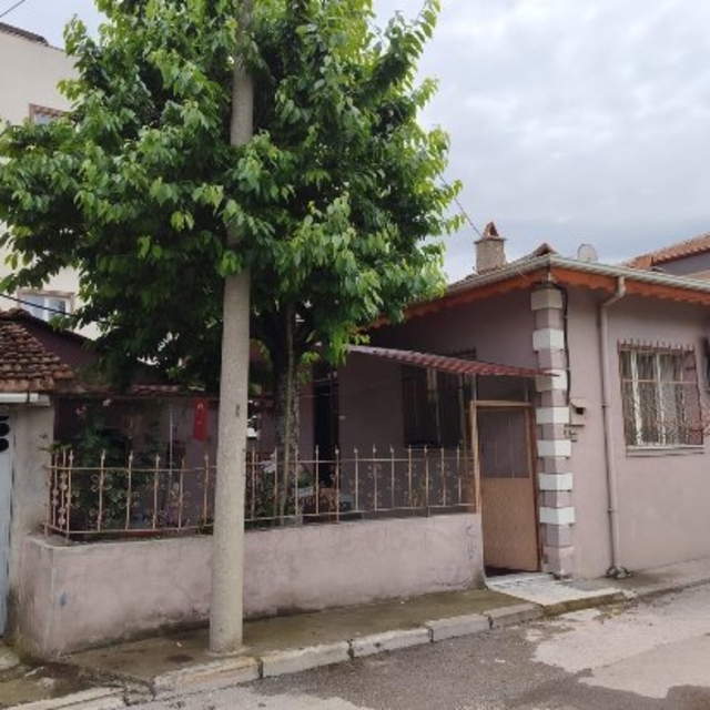 Kiraz toplarken demir korkuluğun üzerine düşüp öldü