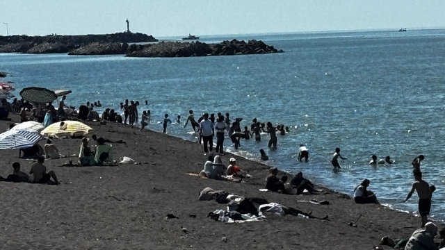 Akçakoca sahilleri bayramda doldu taştı
