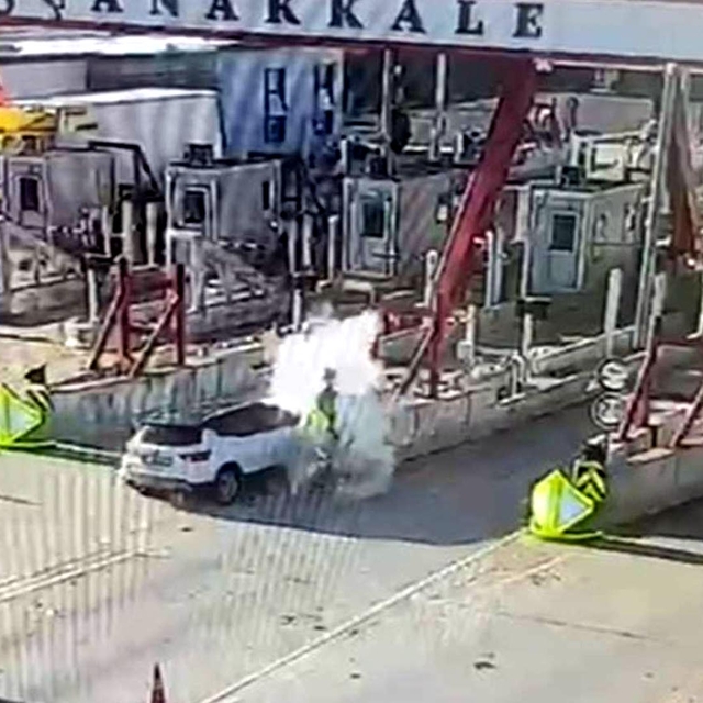 Otoyol gişelerine çarpan otomobildeki karı-kocayı ölüm ayırdı; kaza anı kam...