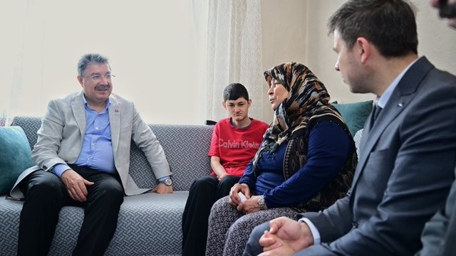 Vali Yılmaz, engelli Mehmet Doğan ve ailesini ziyaret etti