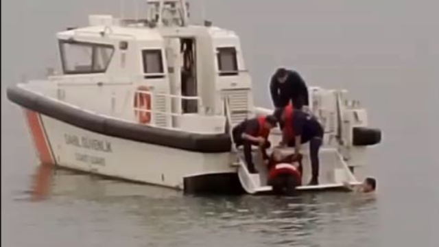 Denize atlayan kadını itfaiye eri kurtardı