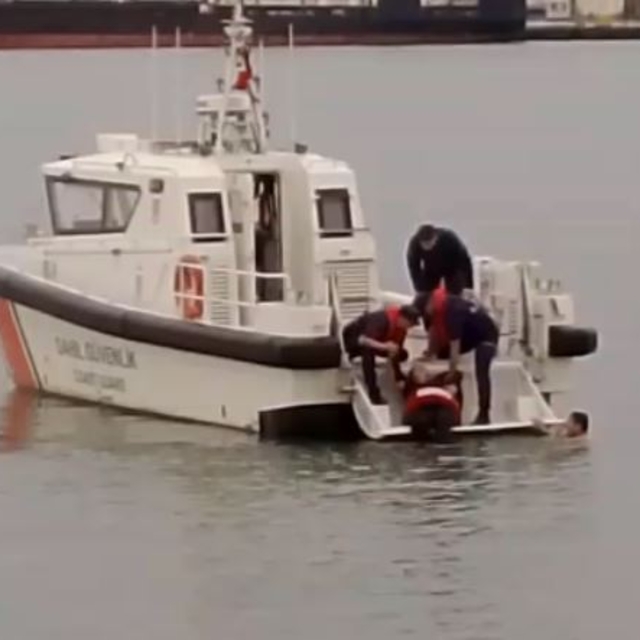 Denize atlayan kadını itfaiye eri kurtardı