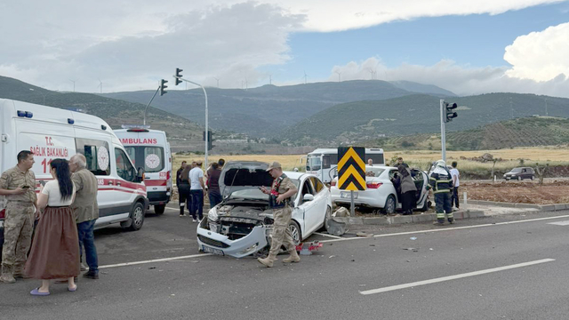 Gaziantep'te iki otomobil çarpıştı; 1'i çocuk 5 yaralı