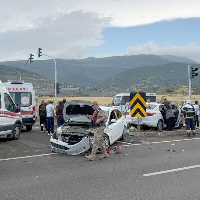 Gaziantep'te iki otomobil çarpıştı; 1'i çocuk 5 yaralı